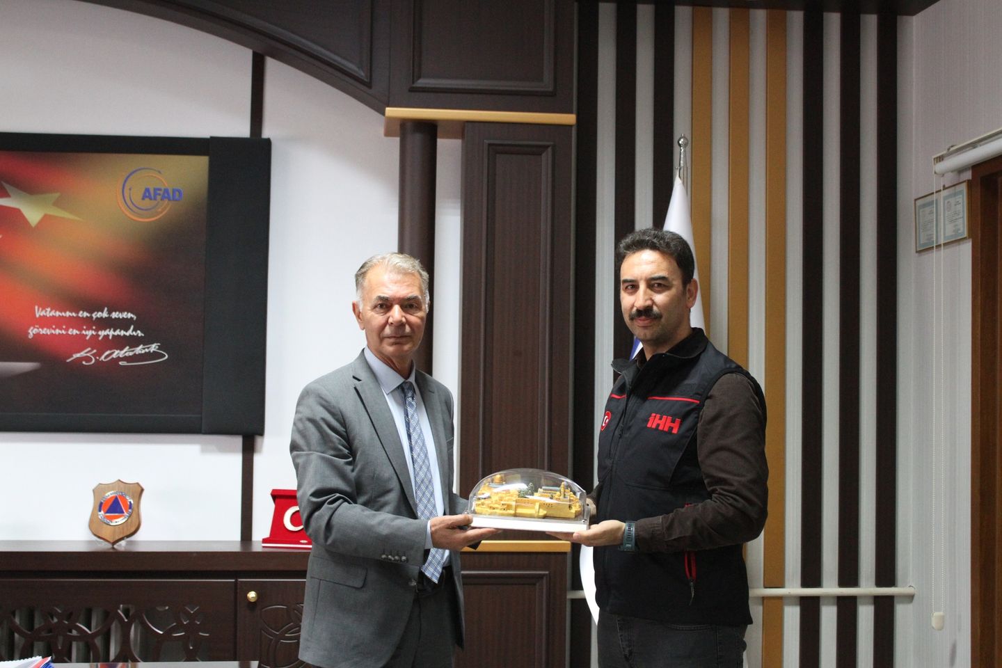 İHH İnsani Yardım Vakfı Arama Kurtarma ekibi, Afyonkarahisar İl Müdürüne nezaket ziyareti gerçekleştirdi